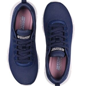 SKECHERS Womens Sneakers size 8 NEW